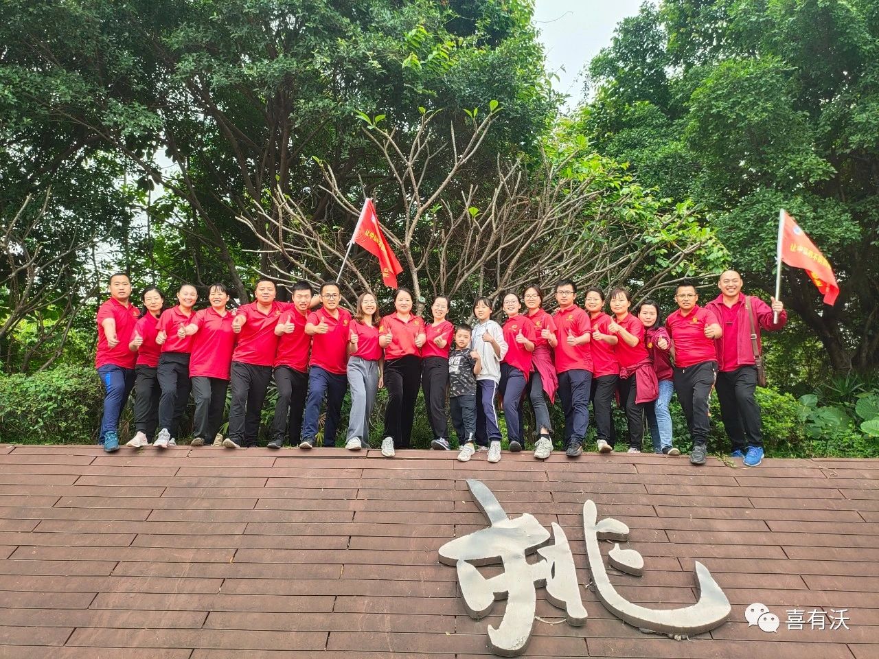 　　中途，大家補(bǔ)給能量的地點(diǎn)也是選擇觀景位置極佳的地方，開心就餐的同時還能觀景。